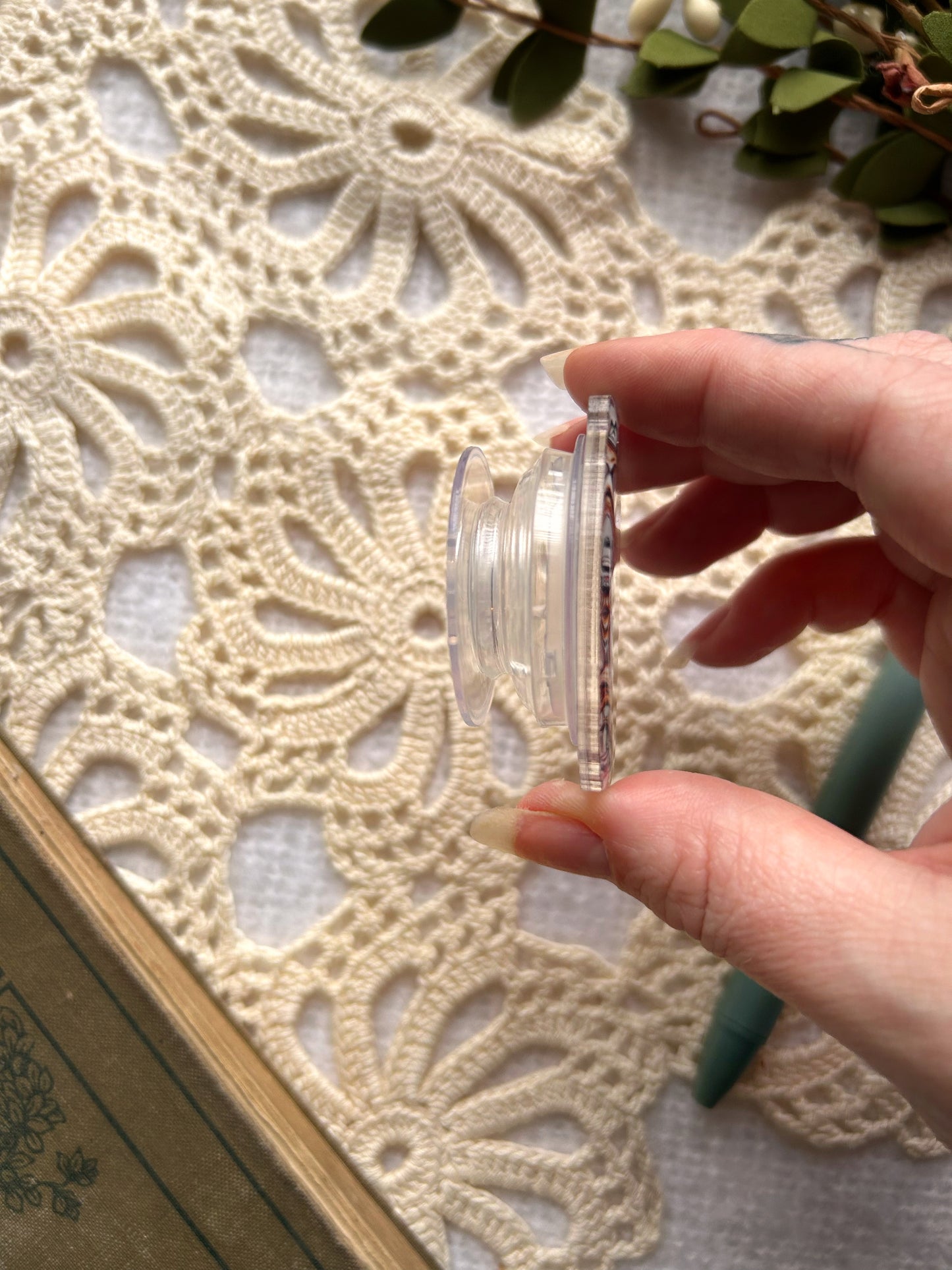 Royal Reading Crest Mushie Socket