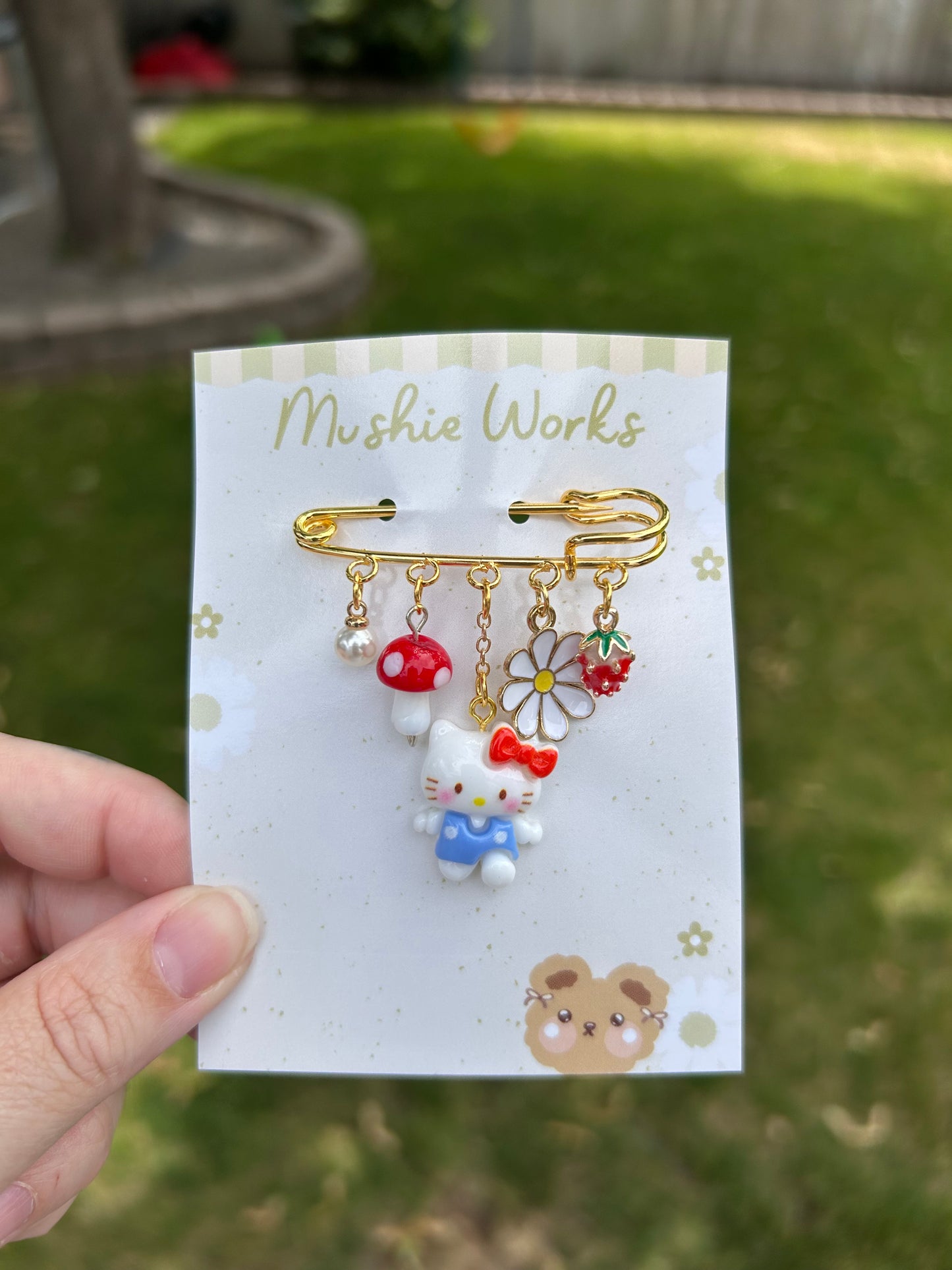 hello kitty safety pin